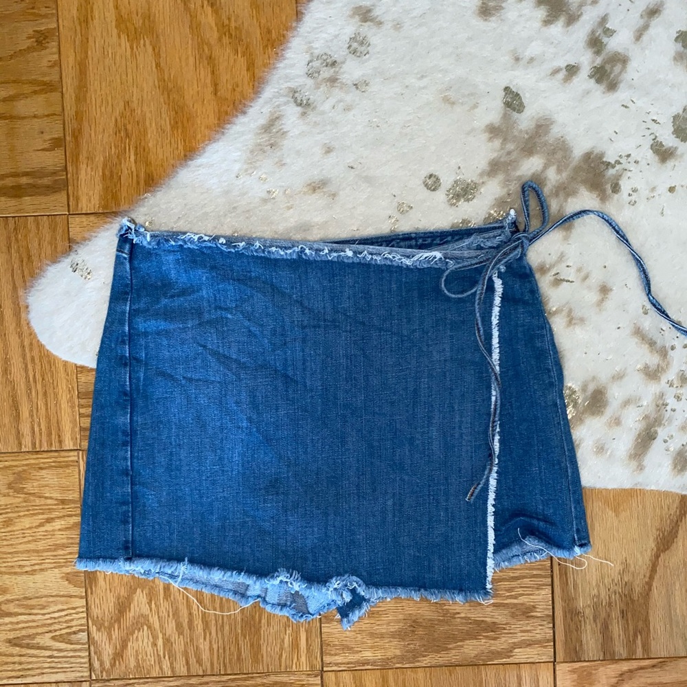 Distressed denim tied American Eagle skort